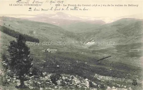 AK / Ansichtskarte Le Plomb du Cantal 1858m Le Claux Saint-Flour 15 Cantal Plomb-du-Cantal Vallée-de-Bélinay Berggipfel Hochland Weide Huette Zaun