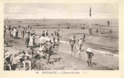 AK / Ansichtskarte HOULGATE Lisieux 14 Calvados Strand Badegaeste Meer Wellen Badekleidung Fahnen Schwimmer