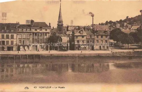 AK / Ansichtskarte HONFLEUR Lisieux 14 Calvados Musée Hafen Kirche Altstadt Haeuser Spiegelung Wasser Automobil