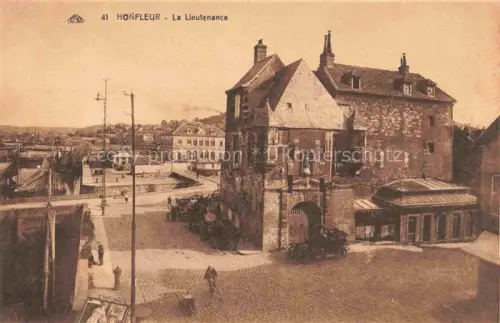AK / Ansichtskarte HONFLEUR Lisieux 14 Calvados Lieutenance Stadttor Altbau Hafen Automobil Kopfsteinpflaster Panorama