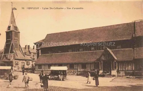 AK / Ansichtskarte HONFLEUR Lisieux 14 Calvados Eglise-Sainte-Catherine Holzkirche Glockenturm Marktplatz Passanten Fachwerk