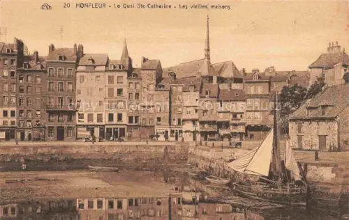 AK / Ansichtskarte HONFLEUR Lisieux 14 Calvados Quai-Sainte-Catherine Hafen Segelboot Altstadt Haeuser Spiegelung