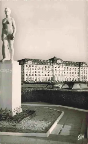 AK / Ansichtskarte DEAUVILLE-SUR-MER Lisieux 14 Calvados La-Baigneuse Royal-Hôtel Skulptur Hotel Promenade Autos