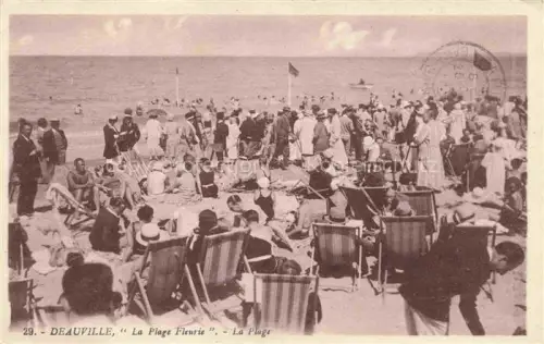 AK / Ansichtskarte DEAUVILLE-SUR-MER Lisieux 14 Calvados Strand Liegestuehle Badegaeste Menschenmenge Meer Sonnenurlauber