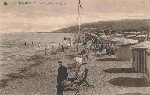AK / Ansichtskarte DEAUVILLE-SUR-MER Lisieux 14 Calvados Strand Badekabinen Liegestuehle Badegaeste Pier Mast Meer