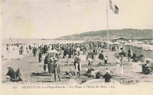 AK / Ansichtskarte DEAUVILLE-SUR-MER Lisieux 14 Calvados Strand Badekabinen Badegaeste Menschenmenge Flagge Sonnenschirme Liegestuehle Pier
