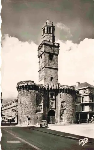 AK / Ansichtskarte VIRE 14 Calvados Porte-Horloge Stadttor Turm Uhrturm Strasse Auto Stadtmauer