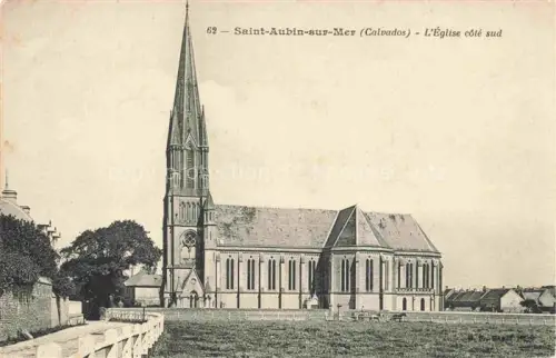AK / Ansichtskarte Saint-Aubin-sur-Mer CAEN 14 Calvados Eglise Kirche Kirchturm Kirchenschiff Suedseite Wiese Haeuser