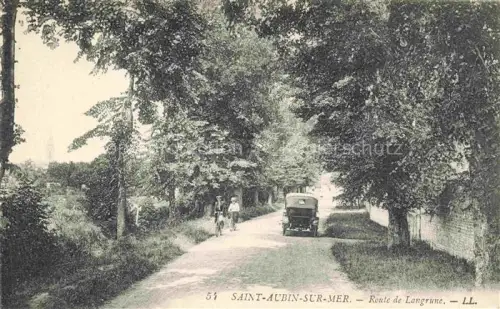 AK / Ansichtskarte Saint-Aubin-sur-Mer CAEN 14 Calvados Route-de-Langrune Strasse Auto Radfahrer Baeume Allee Kirchturm