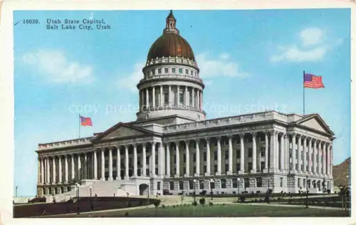 AK / Ansichtskarte Salt Lake City Utah USA Utah-State-Capitol Kapitol Kuppel Saeulen Flaggen Regierungsgebaeude Rasen
