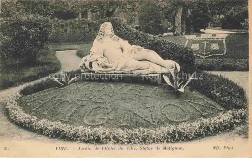 AK / Ansichtskarte VIRE 14 Calvados Jardin-de-l Hôtel-de-Ville Statue-de-Matignon Park Skulptur Blumenbeet Hecken Stadtgarten