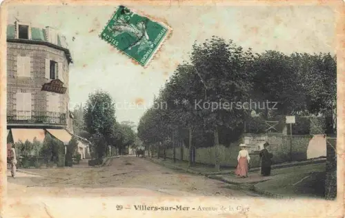 AK / Ansichtskarte VILLERS-SUR-MER Lisieux 14 Calvados Avenue-de-la-Gare Bahnhofsallee Café-Terrasse Passanten Allee Kutsche