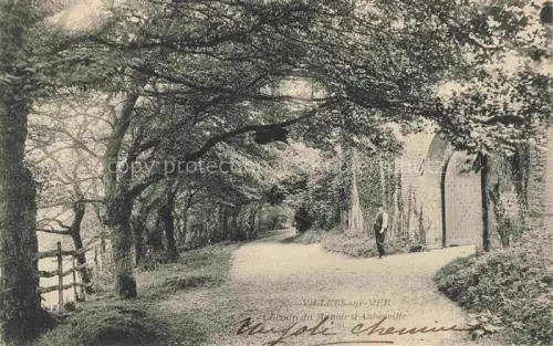 AK / Ansichtskarte VILLERS-SUR-MER Lisieux 14 Calvados Chemin-du-Manoir-d Aubeville Allee Baeume Weg Tor Mauer Mann