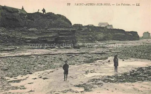 AK / Ansichtskarte Saint-Aubin-sur-Mer CAEN 14 Calvados Falaises Klippen Felsen Strand Kinder Ebbe Kueste