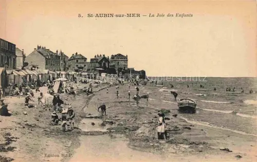 AK / Ansichtskarte Saint-Aubin-sur-Mer CAEN 14 Calvados Strand Kinder Badegaeste Boot Strandkoerbe Villen Wellen