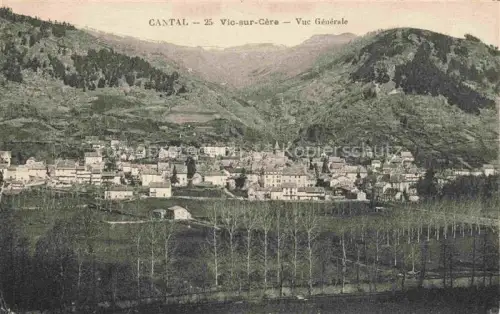 AK / Ansichtskarte Vic-sur-Cere AURILLAC 15 Cantal Tal Ort Berge Kirche Haeuser Wiesen Baeume