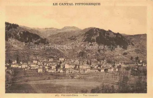 AK / Ansichtskarte Vic-sur-Cere AURILLAC 15 Cantal Talkessel Berge Ortschaft Kirchturm Felder Haeuser Bergmassiv