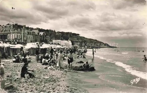 AK / Ansichtskarte VILLERS-SUR-MER Lisieux 14 Calvados Strand Strandkoerbe Badegaeste Wellen Strandvillen Klippen Fahnen Meer