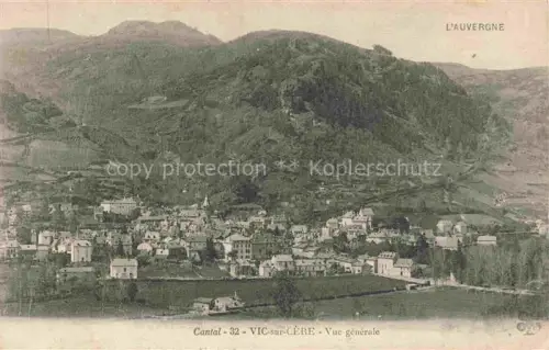 AK / Ansichtskarte Vic-sur-Cere AURILLAC 15 Cantal Talkessel Berge Ortschaft Kirchturm Haeuser Auvergne Bergmassiv Wiesen