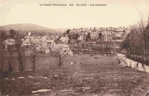 AK / Ansichtskarte Salers Mauriac 15 Cantal Ortschaft Steingebaeude Wiesen Weiden Kuehe Baeume Huegellandschaft