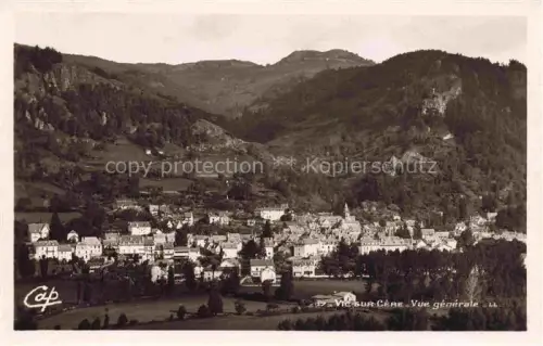 AK / Ansichtskarte Vic-sur-Cere AURILLAC 15 Cantal Talkessel Berge Ortschaft Kirchturm Haeuser Wald Felsen Bergmassiv