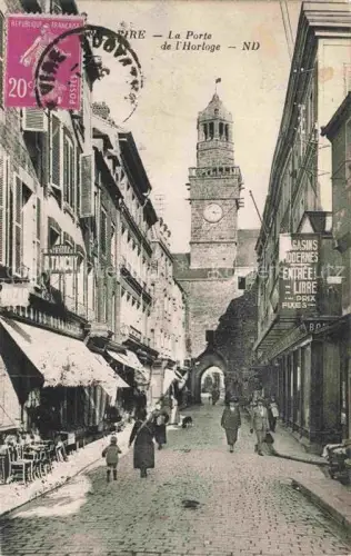 AK / Ansichtskarte VIRE 14 Calvados Porte-de-l Horloge Uhrturm Gasse Strassenszene Passanten Geschaefte Magasins-Modernes R-Tanguy