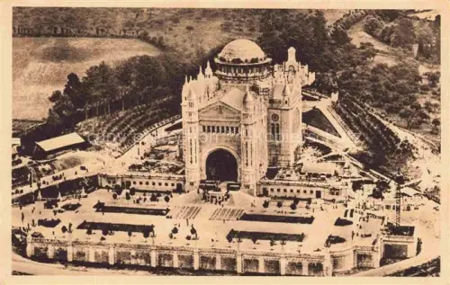 AK / Ansichtskarte LISIEUX 14 Calvados Basilique Sainte-Therese Kuppel Vogelperspektive Wallfahrtskirche Anlage