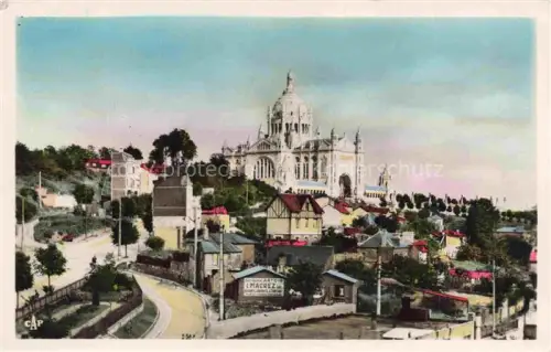 AK / Ansichtskarte LISIEUX 14 Calvados Basilique Sainte-Therese Stadtansicht Strasse Daecher Huegel Haeuser