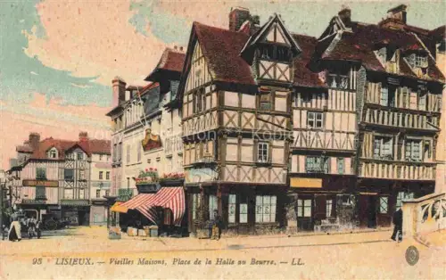 AK / Ansichtskarte LISIEUX 14 Calvados Place-de-la-Halle-au-Beurre Vieilles-Maisons Fachwerk Marktplatz Geschaefte Strassenszene