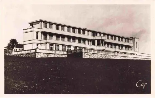 AK / Ansichtskarte AURILLAC 15 Cantal Maison-de-l Enfance Modernismus Kinderheim Gebaeude Wiese Balkon