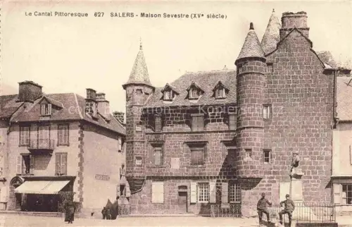 AK / Ansichtskarte Salers Mauriac 15 Cantal Maison-Sevestre Turm Mittelalter Platz Brunnen Soldaten Geschaefte