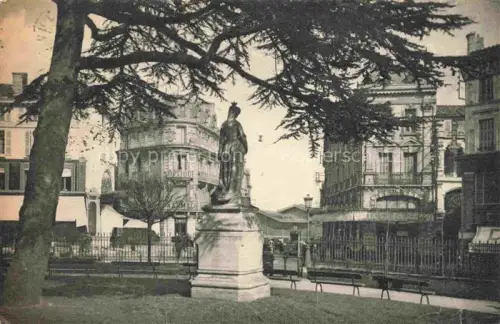 AK / Ansichtskarte ANGOULEME 16 Charente Jardin-de-l Hotel-de-Ville Statue-Marguerite-de-Valois Denkmal Park Zeder Optique Pharmacie Rue-de-l Arbalete