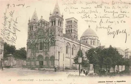 AK / Ansichtskarte ANGOULEME 16 Charente Cathedrale-Saint-Pierre Romanik Kuppel Turm Fassade Passanten Vogesnstrasse