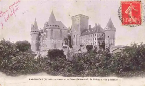 AK / Ansichtskarte La Rochefoucauld Angouleme 16 Charente Chateau Schloss Turm Mittelalter Baeume Haenge Zinnen