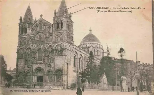AK / Ansichtskarte ANGOULEME 16 Charente Cathedrale-Saint-Pierre Romano-Byzantinisch Kuppel Fassade Romanik Turm Passanten