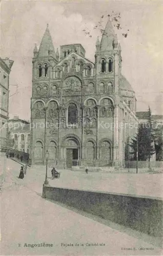 AK / Ansichtskarte ANGOULEME 16 Charente Cathédrale Fassade Romanik Tuerme Vorplatz Passanten Laterne