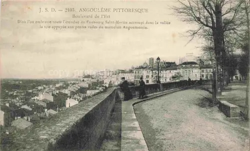 AK / Ansichtskarte ANGOULEME 16 Charente Boulevard-de-l Est Faubourg-Saint-Martin Panorama Stadtmauer Passanten Baeume Daecher Vallée