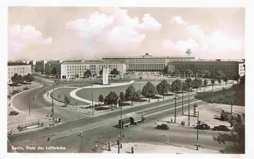 AK / Ansichtskarte BERLIN  CITY Platz-der-Luftbruecke Tempelhof Luftbrueckedenkmal Strassenkreuzung Strassenbahn Autos Baeume Flughafen