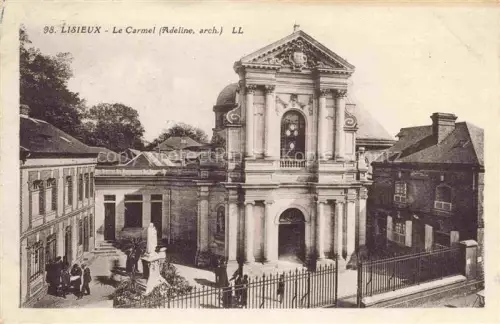 AK / Ansichtskarte LISIEUX 14 Calvados Le-Carmel Kirche Kloster Fassade Statue Kirchplatz Besucher Adeline