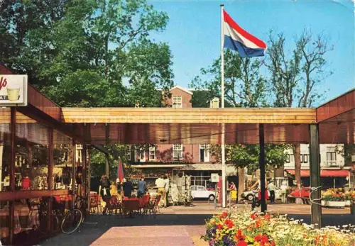 AK / Ansichtskarte Bergen ALKMAAR Noord-Holland NL Plein Marktplatz Niederlande-Flagge Cafe Terasse Fahrrad Blumen
