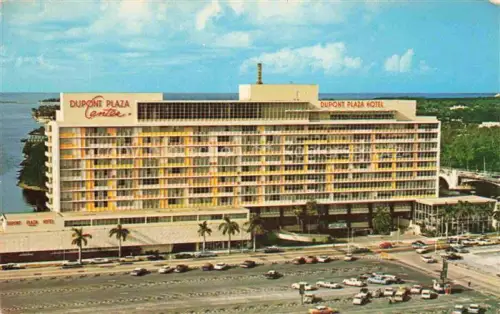 AK / Ansichtskarte MIAMI  Florida USA Dupont-Plaza-Hotel Dupont-Plaza-Center Biscayne-Boulevard Biscayne-Bay Parkplatz Palmen Hochhaus
