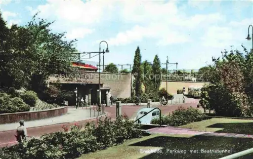 AK / Ansichtskarte ENSCHEDE Overijssel NL Parkweg Beatrixtunnel Zug Eisenbahnbruecke Fahrraeder Park Strassenszene