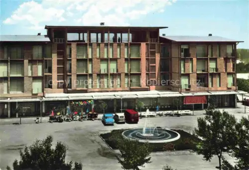 AK / Ansichtskarte BIBIONE Spiaggia Pineda Veneto IT Condominium Cà-Brioni Brunnen Parkplatz Busse Autos Modernismus