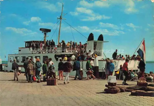 AK / Ansichtskarte Nes Ameland Friesland NL Aankomst-met-de-boot Faehre Schiff Hafen Passagiere Waddeninsel Fahne