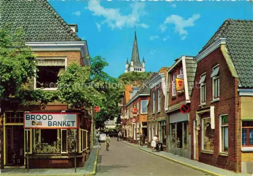 AK / Ansichtskarte Ommen Overijssel NL Brugstraat N.H.-Kerk Brood-Banket Kirchturm Einkaufsstrasse Radfahrer Geschaefte