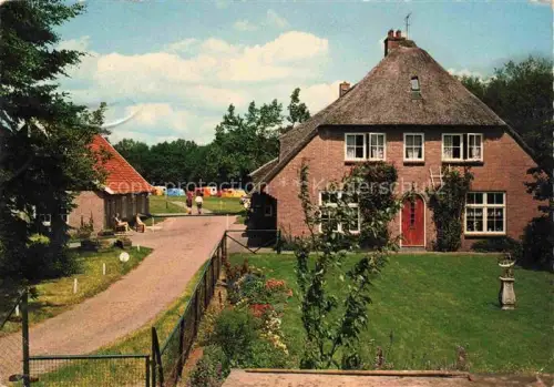 AK / Ansichtskarte Ommen Overijssel NL Camping-De-Stekkenkamp Reetdachhaus Bauernhaus Wohnwagen Garten Rasen ANWB
