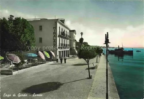AK / Ansichtskarte Lazise Lago di Garda IT Hotel-Miralago Seepromenade Gardasee Sonnenschirme Dampfschiff Passanten Laterne
