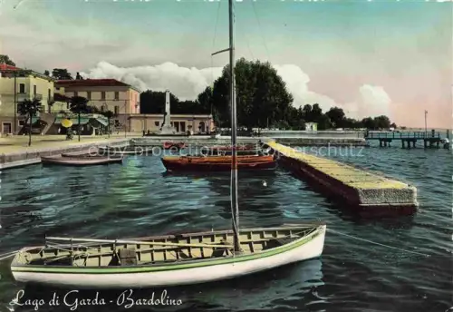 AK / Ansichtskarte Bardolino Lago di Garda Verona IT Hafen Segelboote Ruderboote Anlegesteg Uferpromenade Gardasee