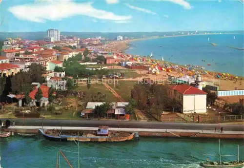 AK / Ansichtskarte Porto Garibaldi Lidi di Comacchio Emilia-Romagna IT Panorama Strand Meer Hafen Fischerboote Sonnenschirme Stadtansicht