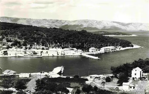 AK / Ansichtskarte Jelsa Hvar Croatia Hafen Bucht Panorama Pinienwald Meer Berge Ufergebaeude